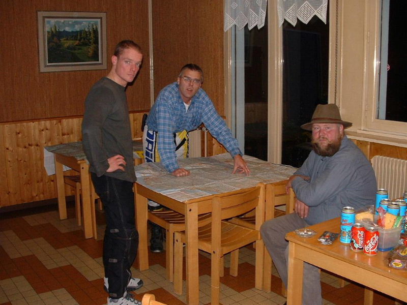 Volker, Lupus und Micha bei der Lagebesprechung