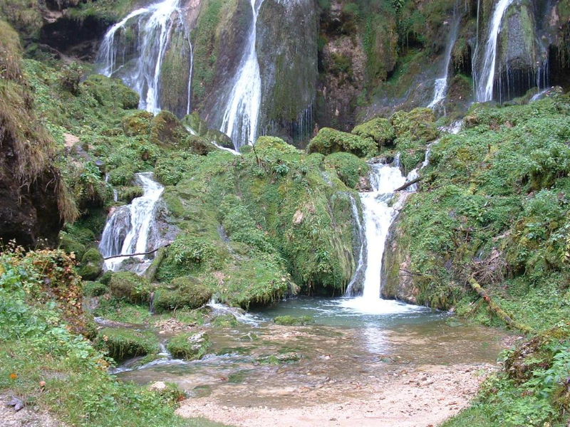 Ein Wasserfall, wie er im Urwald nicht sch&ouml;ner sein k&ouml;nnte